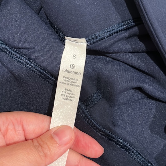 Lululemon cropped align joggers w/pockets. Size 8 - Picture 3 of 3